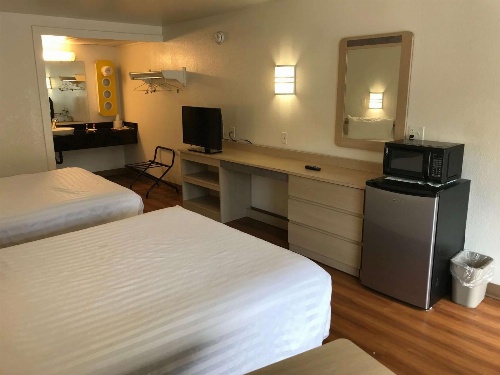 Travelodge by Wyndham Fayetteville image 1
