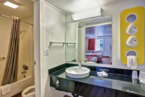 Travelodge by Wyndham Fayetteville image 5